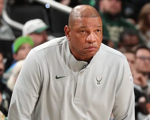 九游娱乐赛事直播-里弗斯:伤病、字母哥的交易传言是雄鹿本赛季失败的原因