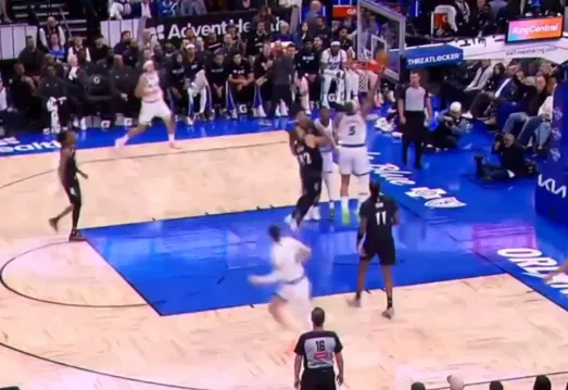 九游娱乐-班凯罗快攻反击强硬上篮打进，个人首节5投4中砍下9分